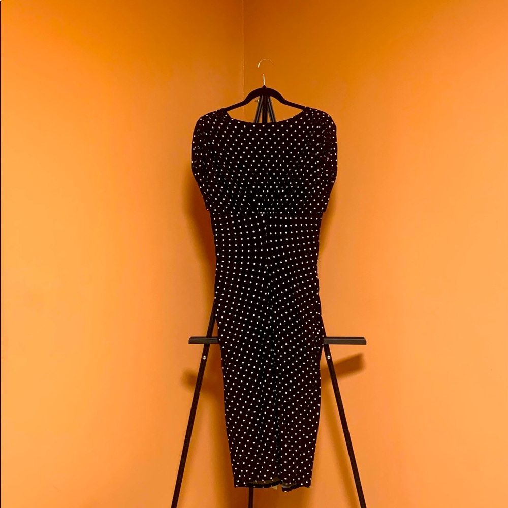 This dress gives 1940’s vibes! Perfect for work or a night out. - Picture 2 of 3